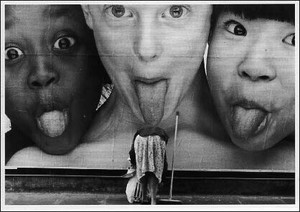 ポストカード モノクロ写真「三人の子どもの看板の前を掃除する女性」