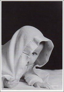 ポストカード モノクロ写真「タオルケットを被った赤ちゃん」