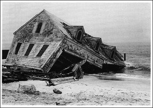 ポストカード モノクロ写真「海辺で崩れている家」