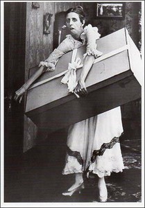 ポストカード モノクロ写真「大きな荷物を抱えた女性」