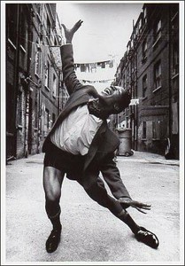 ポストカード モノクロ写真「踊る男性」