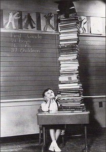 ポストカード モノクロ写真「積み上げられた本を見る少年」