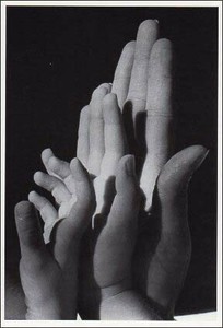 ポストカード モノクロ写真「家族の手」