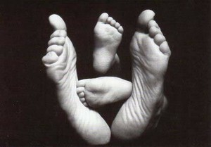 ポストカード モノクロ写真「親子の足」