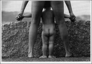 ポストカード モノクロ写真「裸の親子」