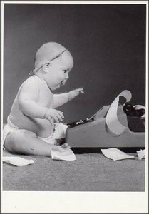 ポストカード モノクロ写真「計算する赤ちゃん」