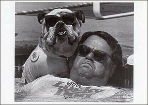 ポストカード モノクロ写真「サングラスをかけた男性と犬」