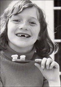 ポストカード モノクロ写真「歯磨きをする前歯のない少女」