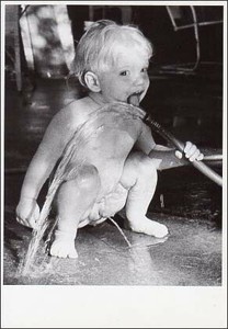 ポストカード モノクロ写真「ホースで水を飲む子ども」