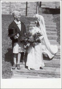 ポストカード モノクロ写真「結婚式をする少年少女」