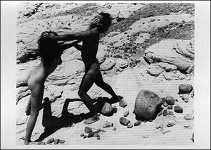 ポストカード モノクロ写真「裸で喧嘩をする男性と女性」
