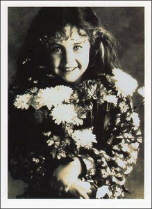 ポストカード モノクロ写真「花束を持った少女ロベルタ」