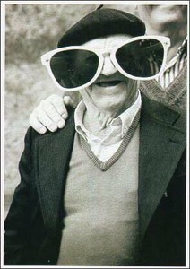 ポストカード モノクロ写真「大きなサングラスをかけた男性」
