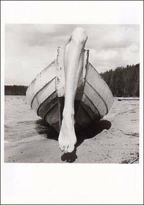 ポストカード モノクロ写真「舟から出た足」