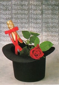 ポストカード カラー写真 黒いハット帽に入ったワインボトルと赤いバラ