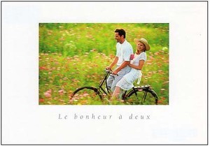 ポストカード カラー写真 お花畑の中を自転車でかける恋人たち