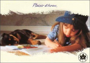 ポストカード カラー写真 お絵描きをする女の子と眠っている子犬 右下ロゴマーク/箔押し加工
