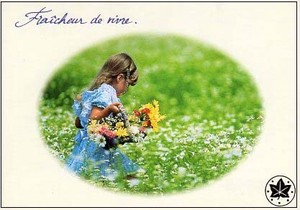 ポストカード カラー写真 花かごを持って野原を歩く女の子 右下ロゴマーク/箔押し加工