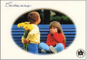 ポストカード カラー写真 花束をプレゼントする男の子と照れた女の子 右下ロゴマーク/箔押し加工