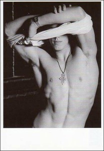 ポストカード モノクロ写真「服を脱ぐ男性」