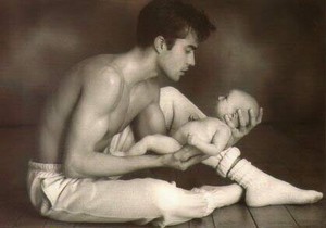 ポストカード モノクロ写真「赤ちゃんを抱いて子守をする男性」