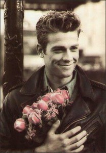 ポストカード モノクロ写真「バラを持った男性」