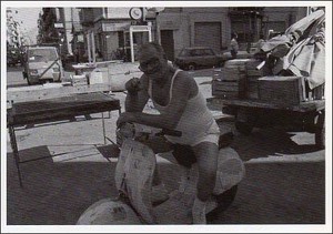 ポストカード モノクロ写真「タバコを吸う男性とバイク」
