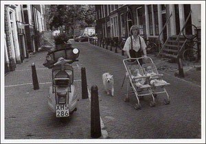 ポストカード モノクロ写真「散歩中の親子と犬とバイク」