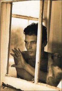ポストカード モノクロ写真「窓辺の男性」