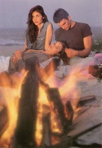 ポストカード カラー写真 男性と女性とたき火