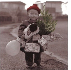 グリーティングカード クリスマス「プレゼントをたくさん抱えた男の子」