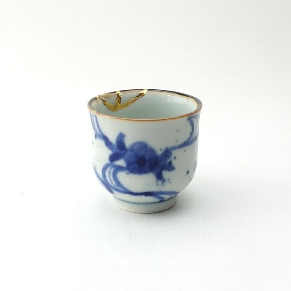 初期伊万里焼　1630年～1640年代　鎬白磁小杯　灰被　金継ぎ　酒器 初期伊万里焼 1630年～1640年代 鎬白磁小杯 灰被 金継ぎ 酒器
