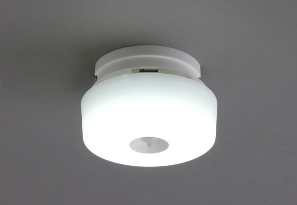 アイリスオーヤマ 照明 LED小型シーリングライトメタルサーキットシリーズ600lm昼白色人感センサー付 / 電化製品 生活家電 ライト・照明
