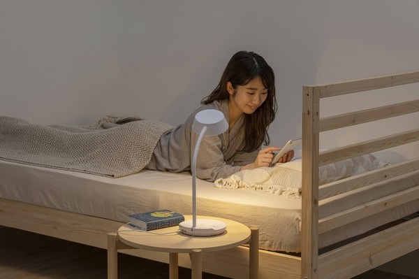 アイリスオーヤマ 照明 家庭照明 LEDデスクライトQi充電シリーズ 平置きタイプ 調光・調色 / 電化製品 生活家電 ライト・照明 テーブル・